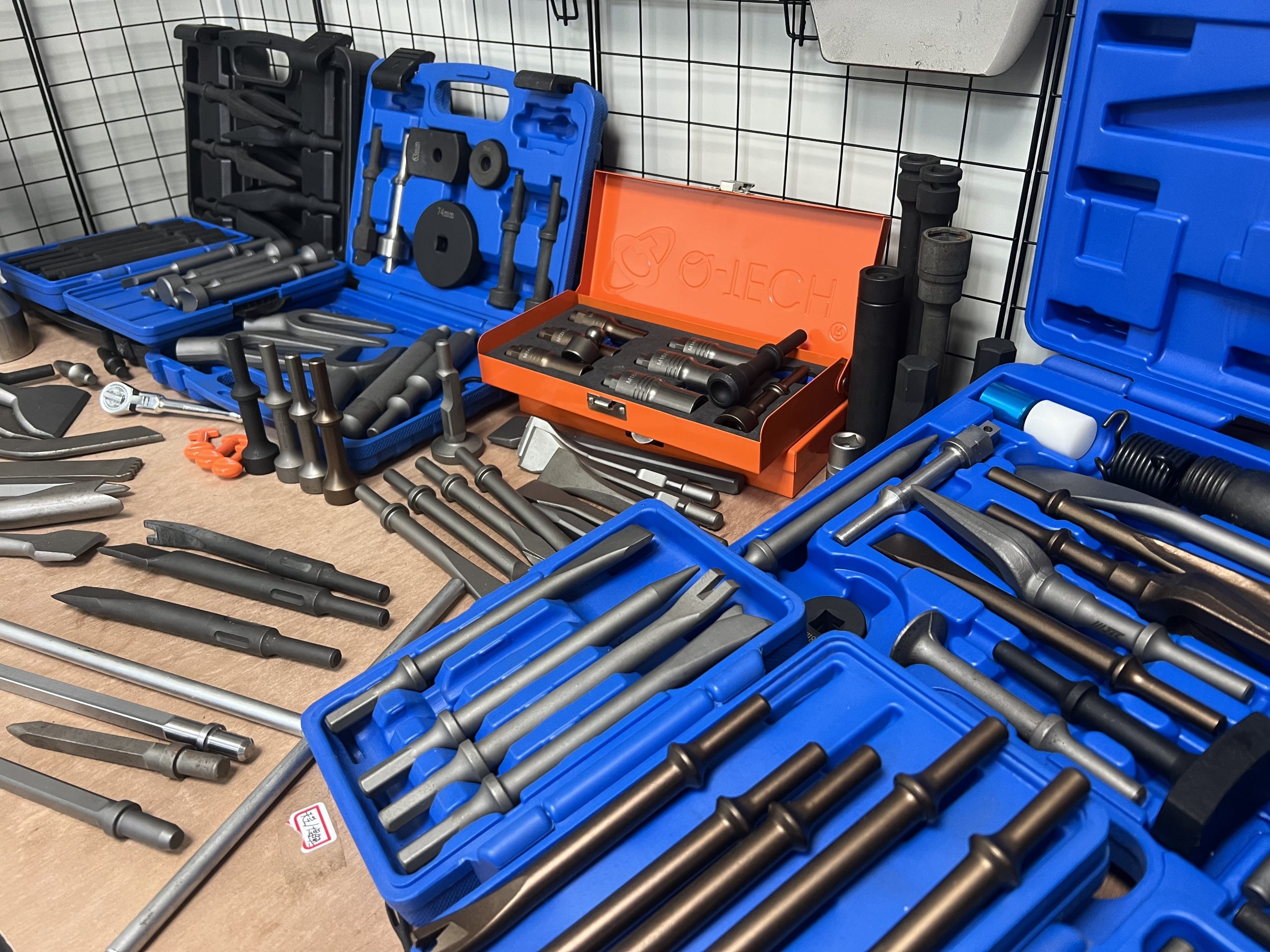 銓宥金屬專業生產氣動鑿刀、加長型套筒及各類手工具,適用於汽修、工業和建築領域