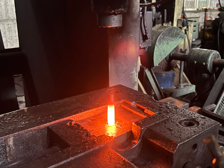 銓宥金屬-氣動鑿刀加熱鍛造