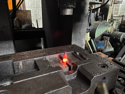 銓宥金屬-氣動鑿刀鍛造成形